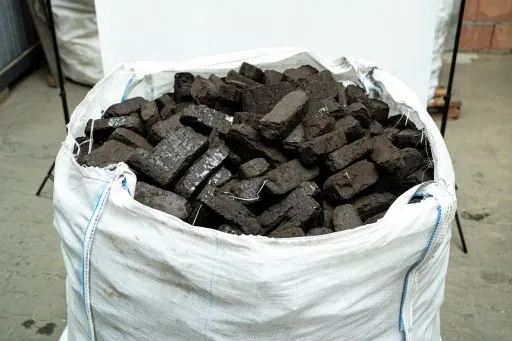 Ile kosztuje brykiet torfowy? Aktualne ceny i porównanie z innymi paliwami