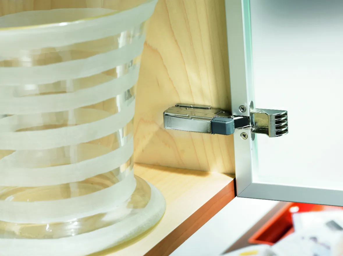 Jak zamontować zawias do szafki i uniknąć typowych błędów montażowych