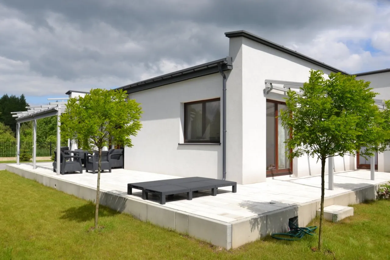 Myślisz o domu z płaskim dachem? Sprawdź koszty budowy!