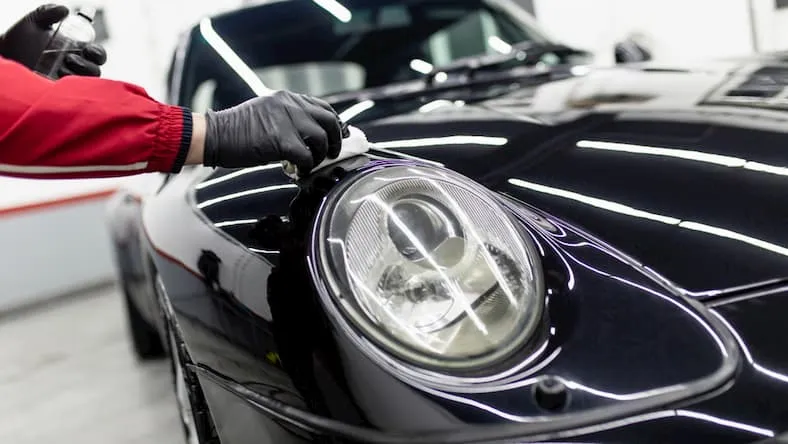 Jak nałożyć wosk na samochód, aby uzyskać idealny połysk bez błędów
