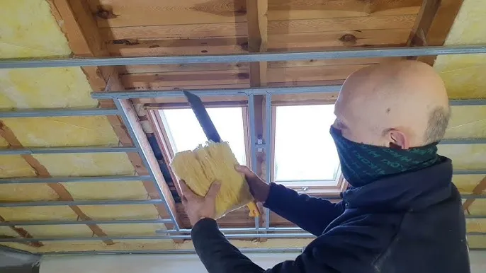 Jak wykończyć okna dachowe, aby uniknąć problemów z izolacją?