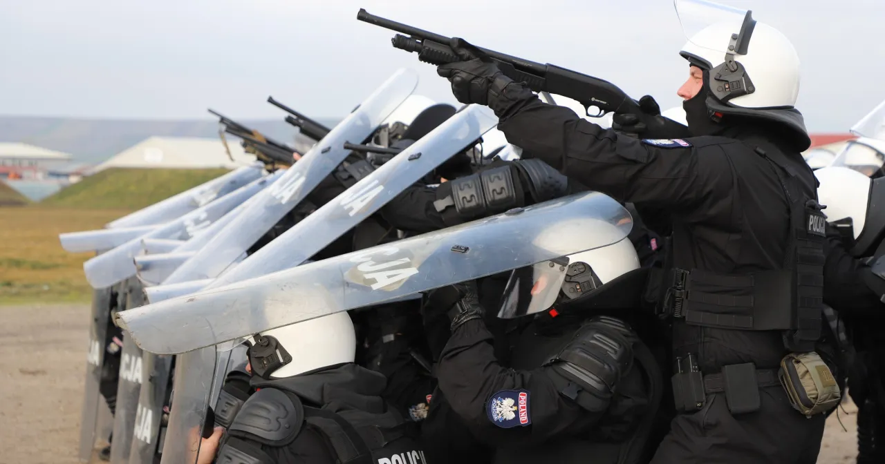 Czy policjant może pełnić służbę sam? Oto kluczowe zasady i wyjątki