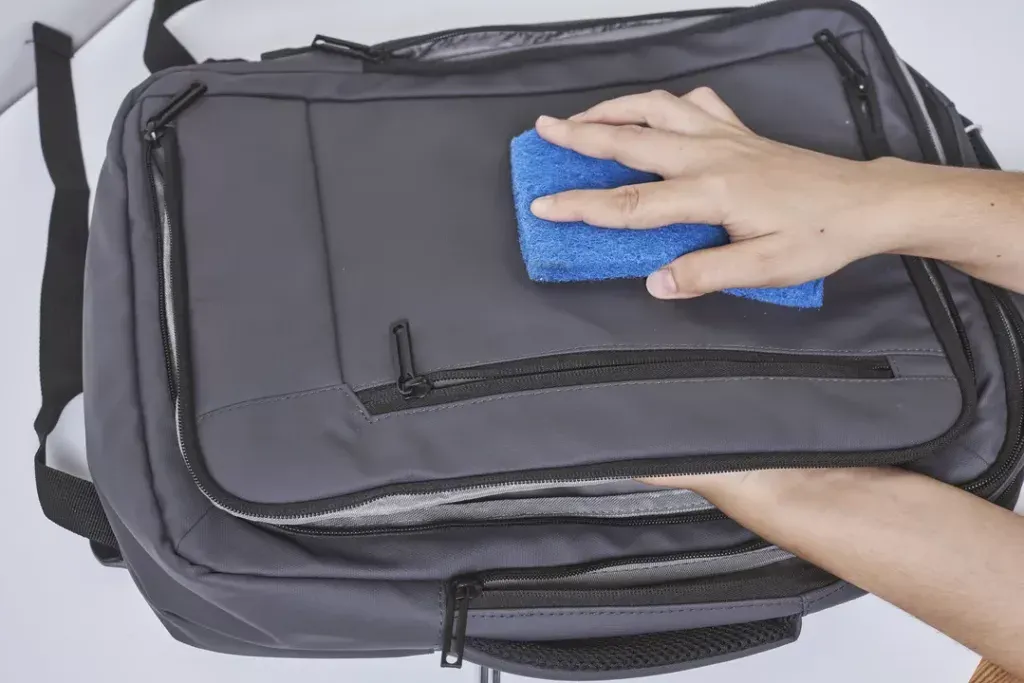 Jak wyprać plecak turystyczny bez ryzyka uszkodzenia materiału