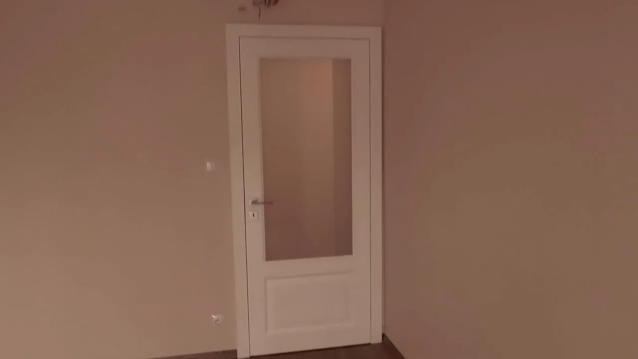 Jak okleić drzwi z szybą: proste kroki do idealnego efektu