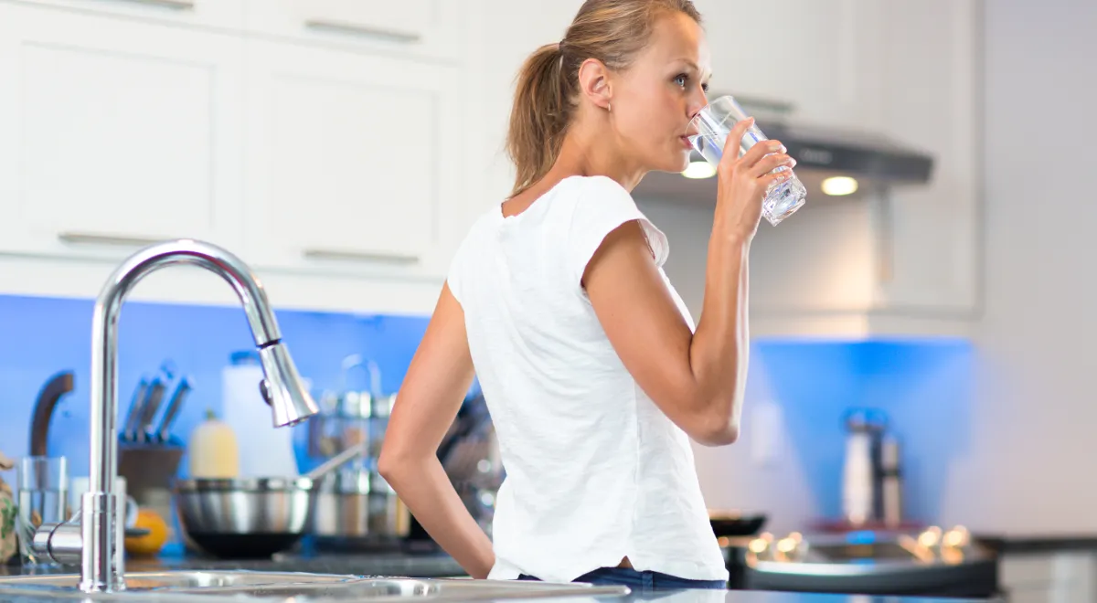 Dlaczego woda z kranu jest biała i co to oznacza dla zdrowia?