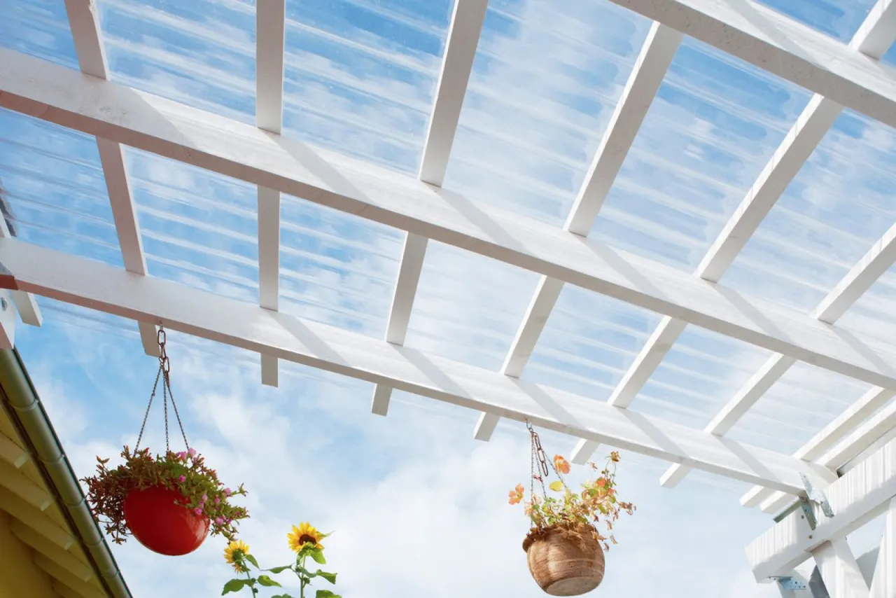 Dachy z poliwęglanu - zalety, które musisz znać przed zakupem