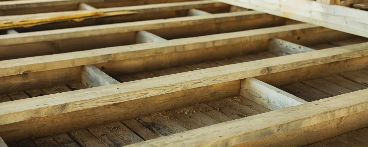 Jak zrobić podłogę na legarach - uniknij najczęstszych błędów i kosztów