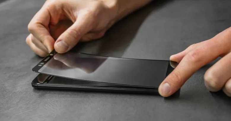 Jak odkleić szkło hartowane z aparatu bez uszkodzenia urządzenia