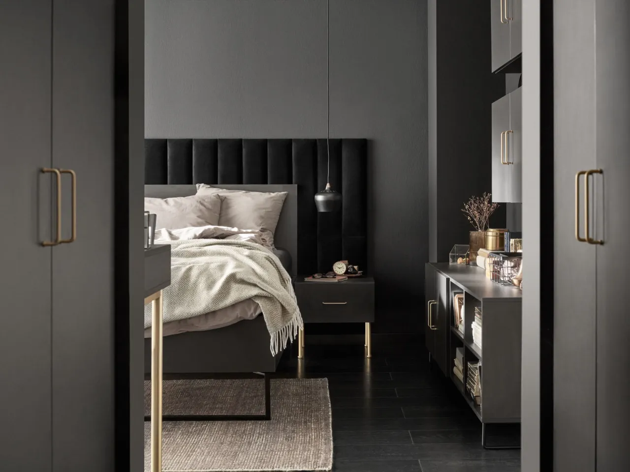 Jakie kolory ścian pasują do mebli ciemny orzech, aby uniknąć błędów?