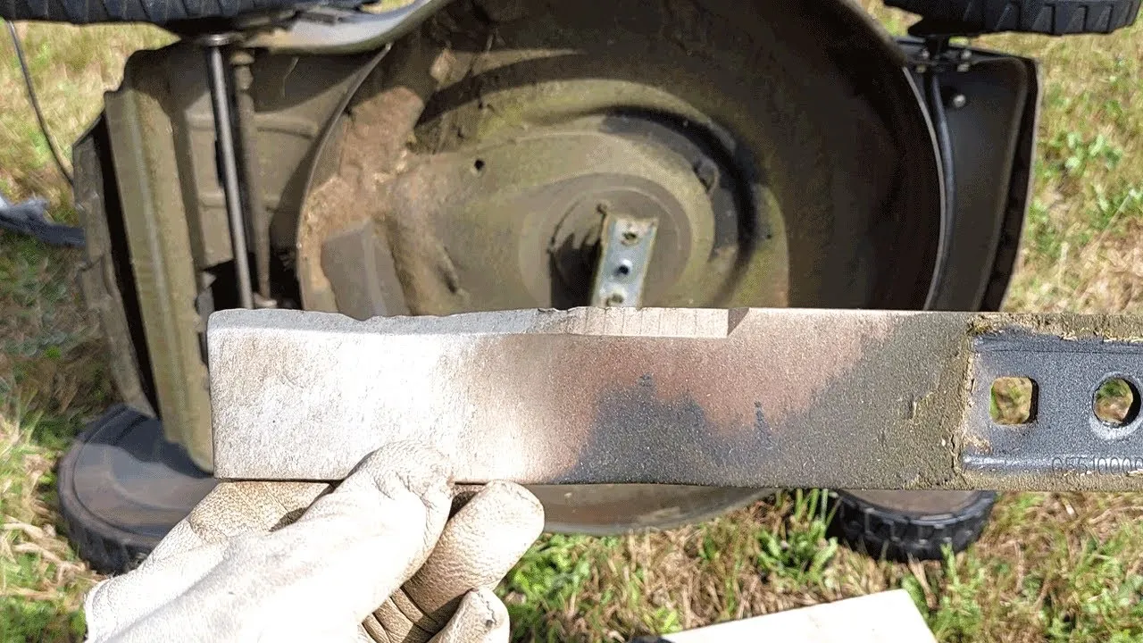 Jak założyć nóż do kosiarki – uniknij błędów i koszenia trawy