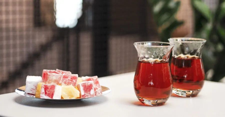 Jak zaparzyć herbatę po turecku? Akcesoria i porady