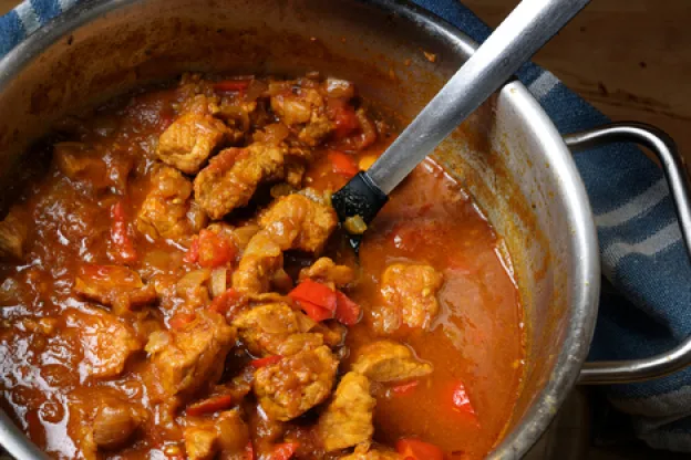 Gulasz drobiowy - prosty przepis na pyszne danie na każdą okazję