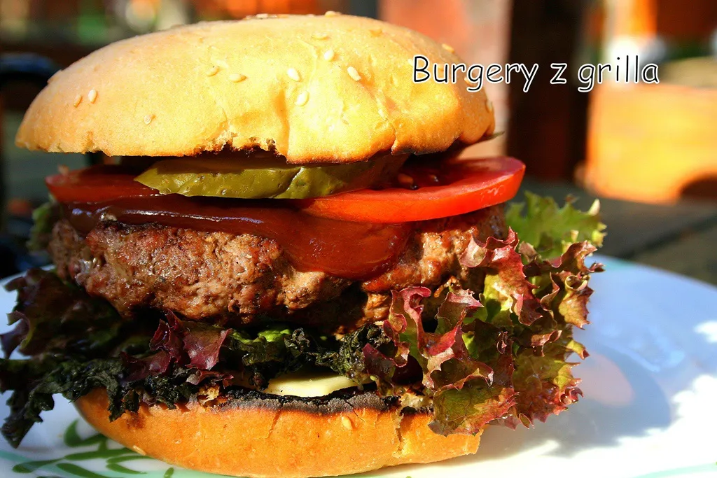 Proste przepisy na burgery z grilla, które zachwycą Twoich gości
