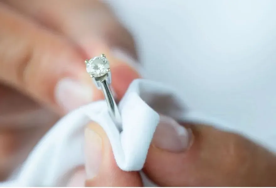 Jak dbać o biżuterię, aby uniknąć uszkodzeń i zachować blask?