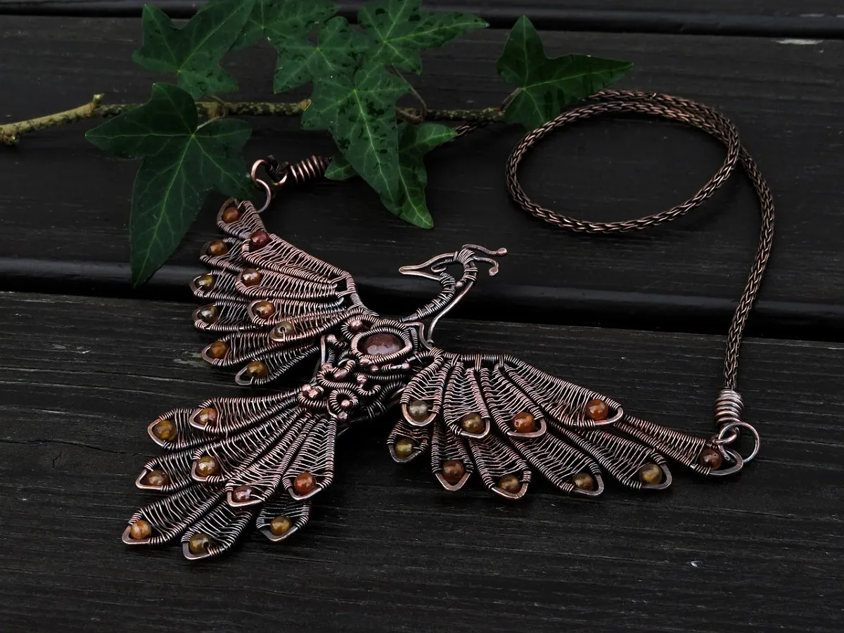 Czy biżuteria z miedzi czernieje? Oto przyczyny i sposoby na to