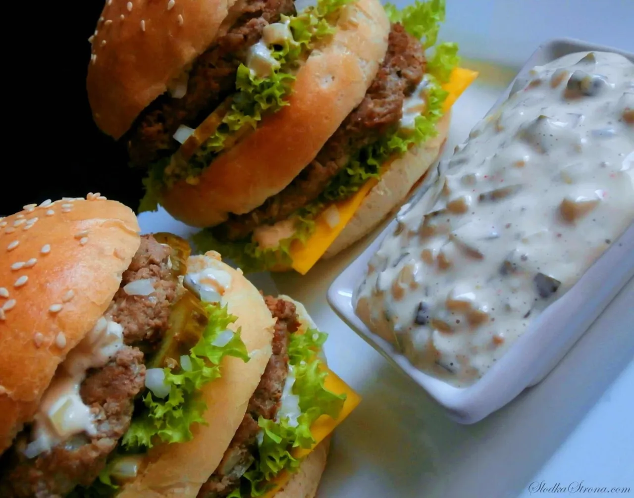 Domowy sos do burgera: 3 składniki, smak Big Maca i więcej!