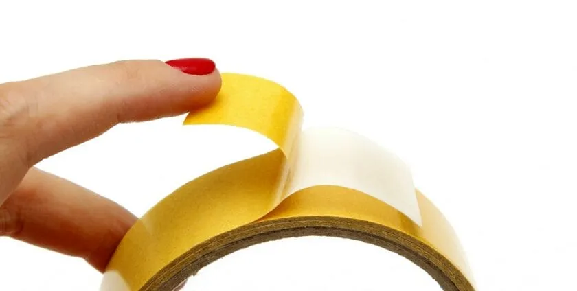 Jak skutecznie usunąć taśmę z okna bez uszkodzeń powierzchni