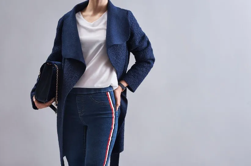 Co ubrać do granatowego płaszcza? 5 stylizacji, które pokochasz