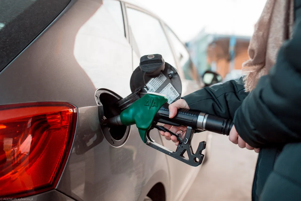 Jakie samochody mogą jeździć na benzynie E10? Sprawdź, zanim zatankujesz