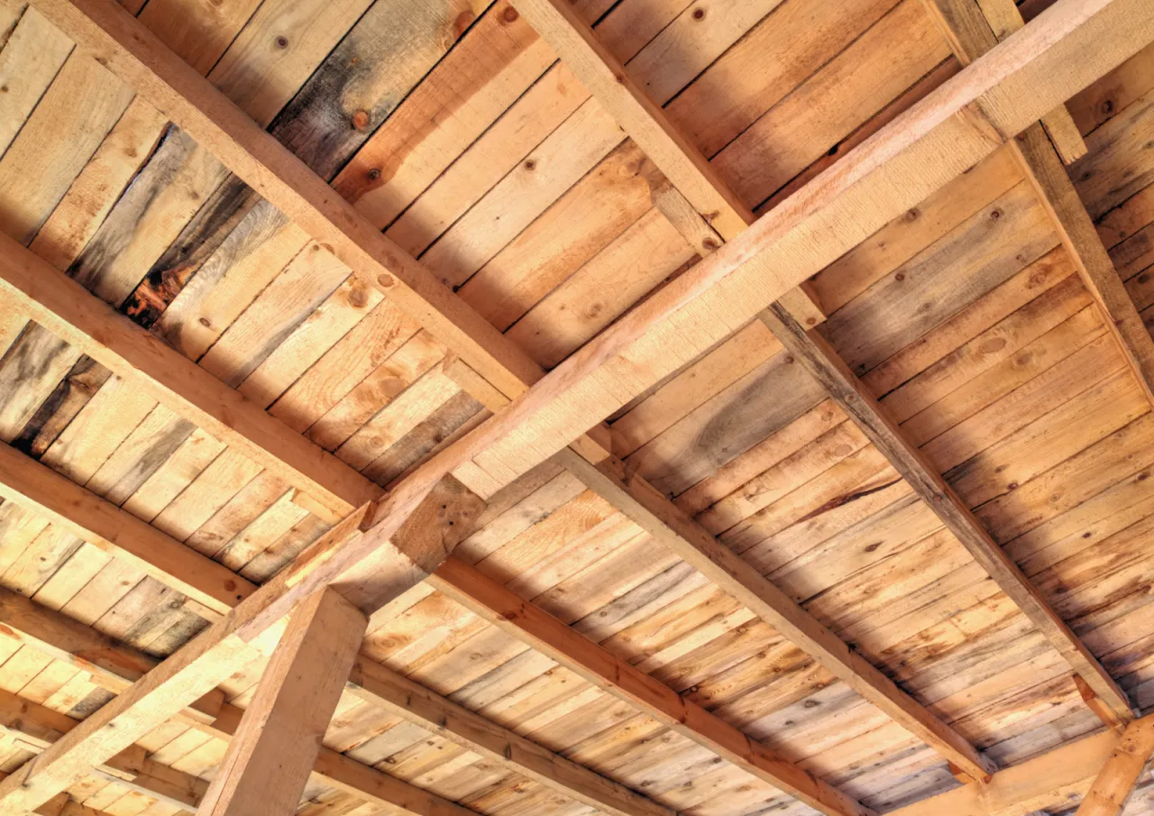 Jakie krokwie na dach wybrać, aby uniknąć problemów z konstrukcją?