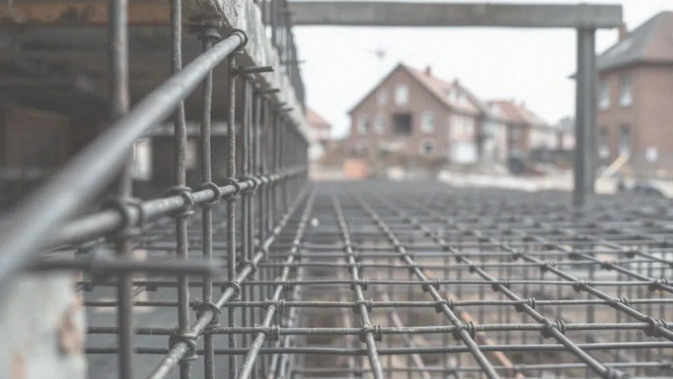 Jak układać zbrojenie stropu, aby zapewnić trwałość i bezpieczeństwo konstrukcji