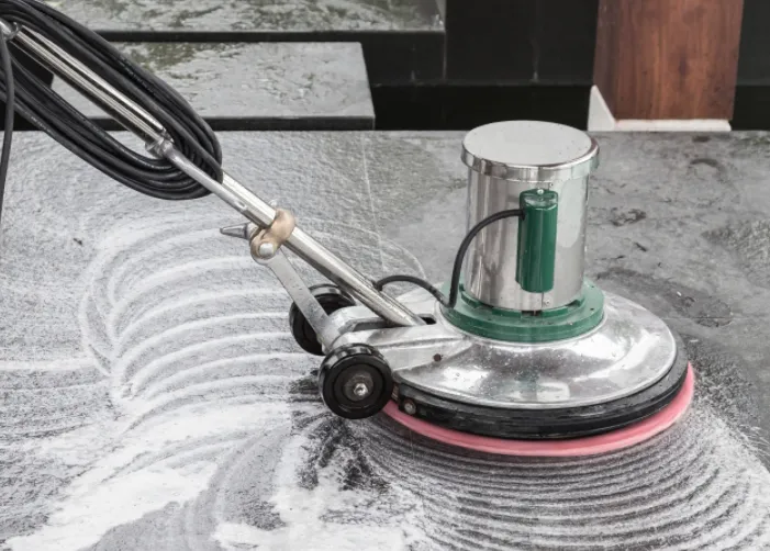 Jak skutecznie wyczyścić kamień dekoracyjny bez uszkodzeń?