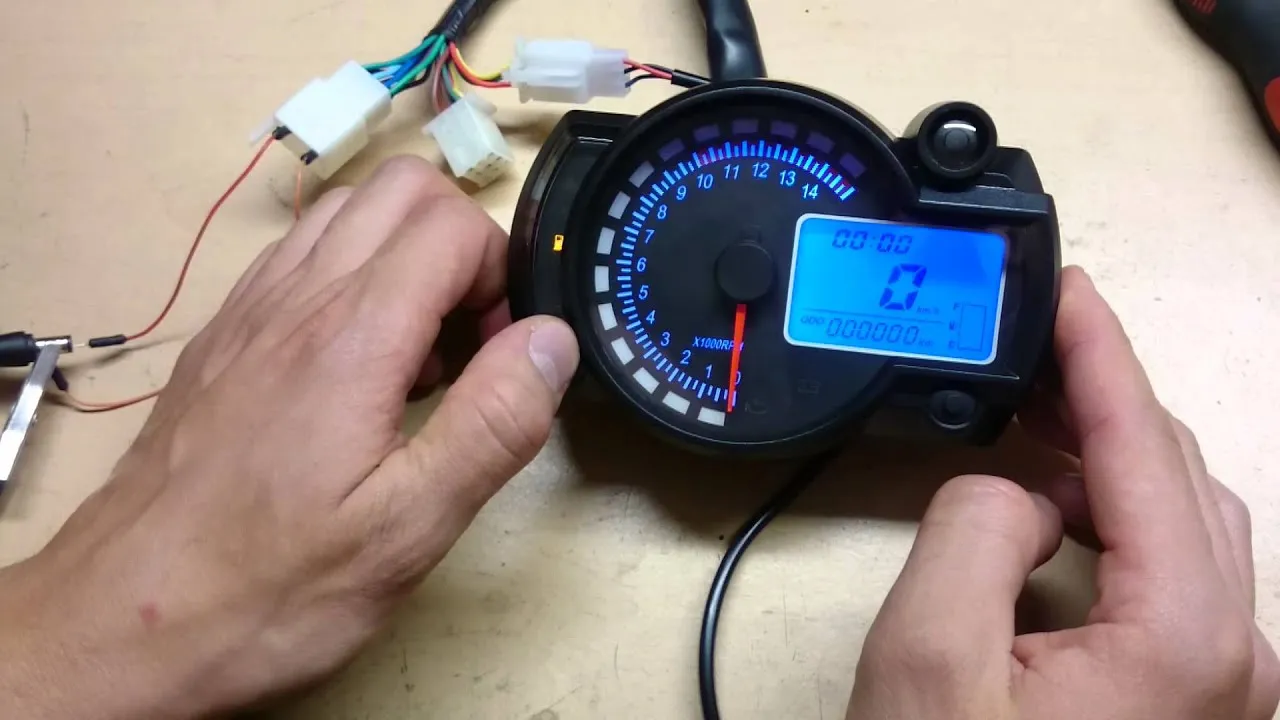 Jak podłączyć uniwersalny licznik motocyklowy - uniknij najczęstszych błędów