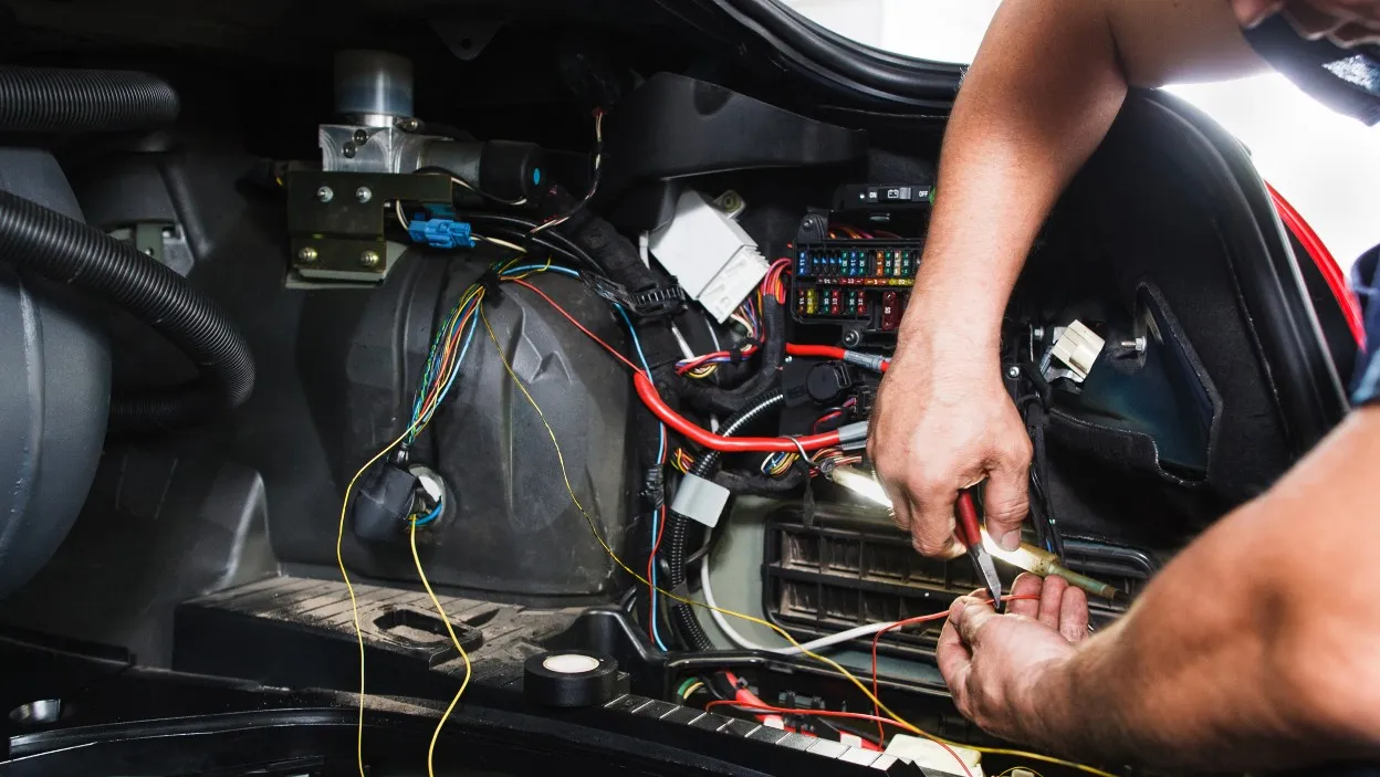 Jak naprawić instalację elektryczną w samochodzie i uniknąć kosztownych błędów