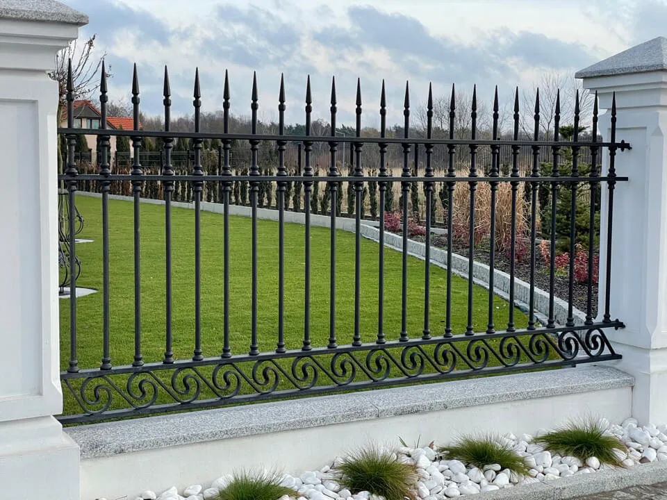 Klasyczne ogrodzenia kute: Jakie wzory są najładniejsze i najtrwalsze?