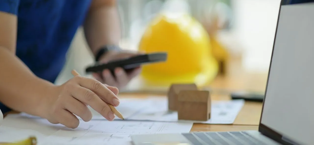 Kto może sporządzać świadectwo charakterystyki energetycznej budynku? Sprawdź wymagania!