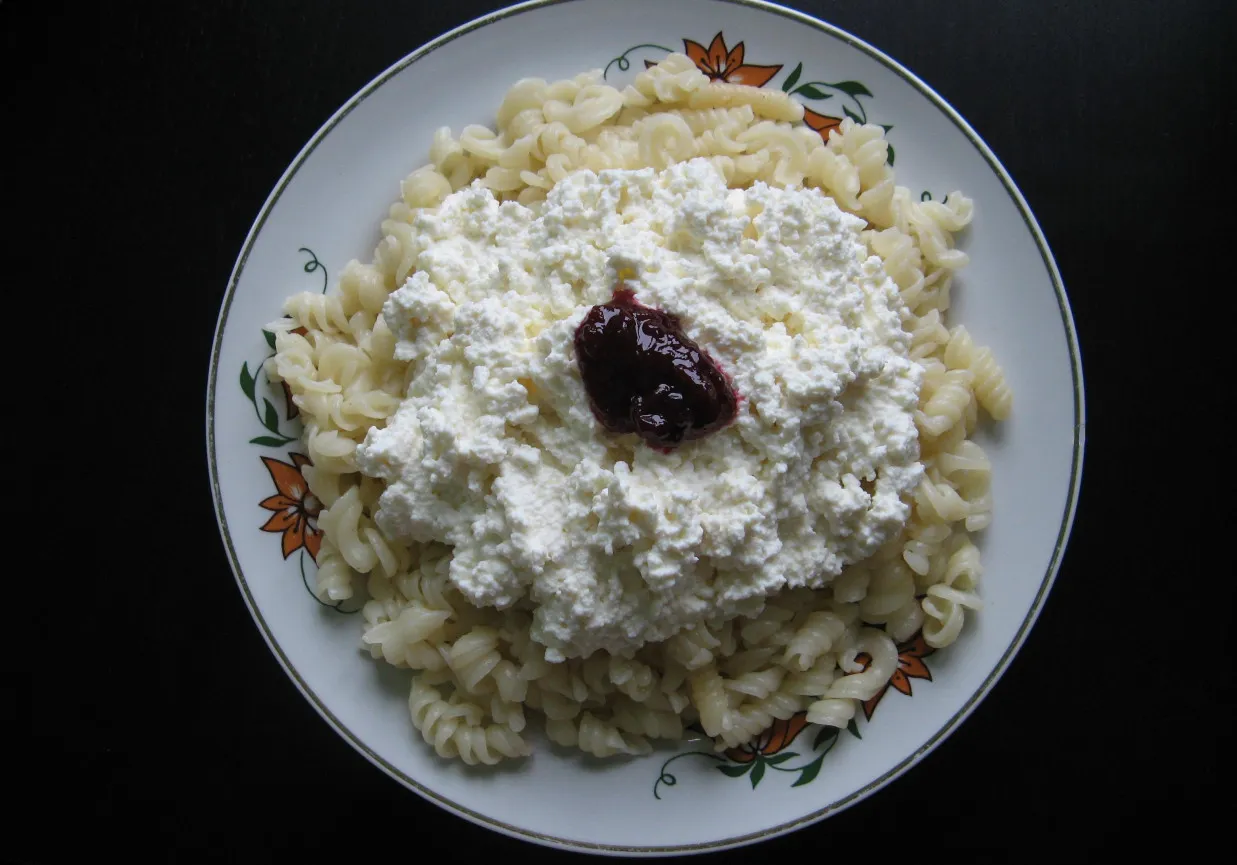 Jak zrobić makaron z serem na słodko - szybki przepis na smak dzieciństwa