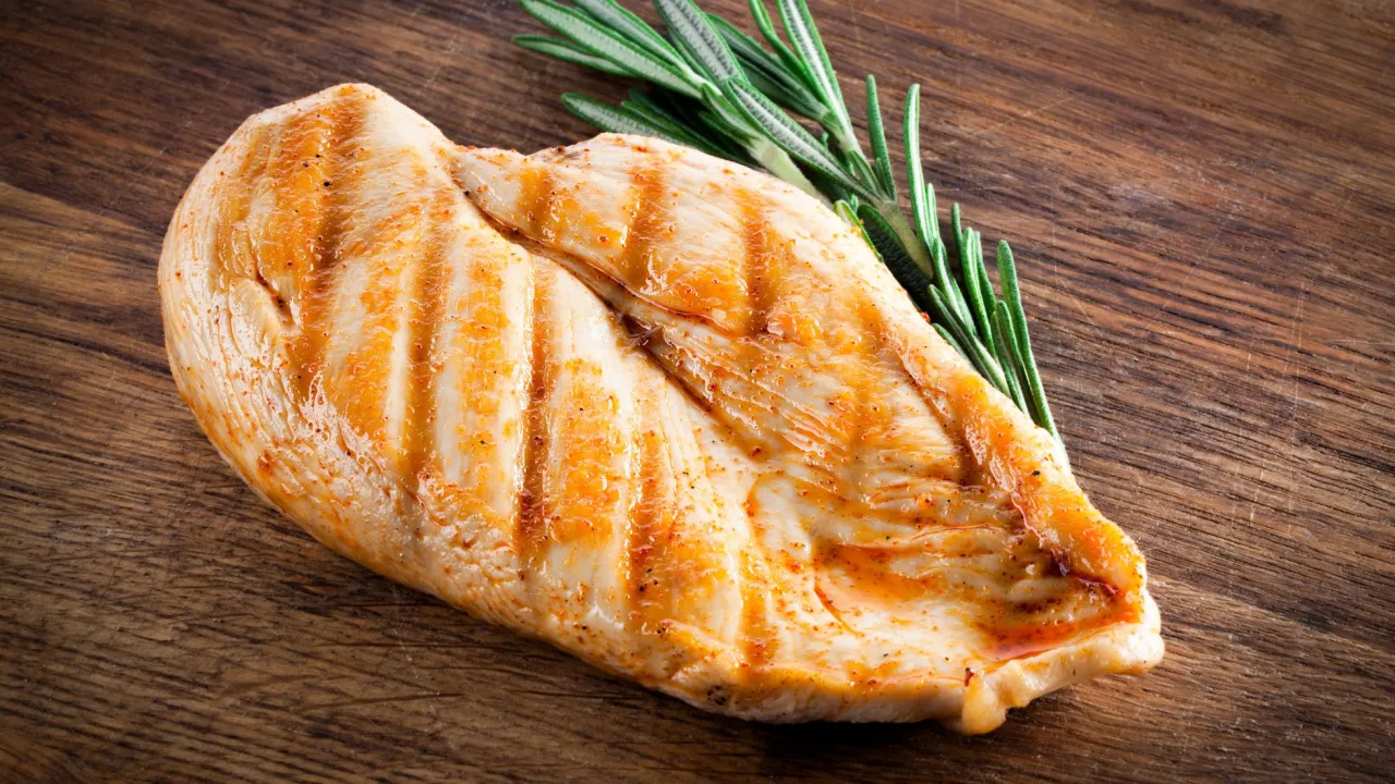 Ile białka w 100g kurczaka? Zaskakujące fakty o wartości odżywczej