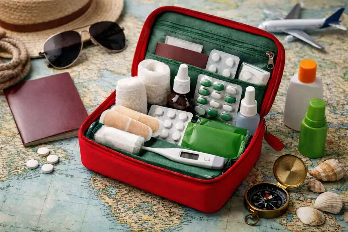 Apteczka na wyjazd zagraniczny: Co spakować, by podróż była bezpieczna?