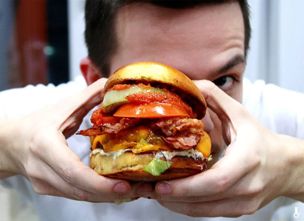 Jak podgrzać hamburgera w piekarniku, by był soczysty i ciepły