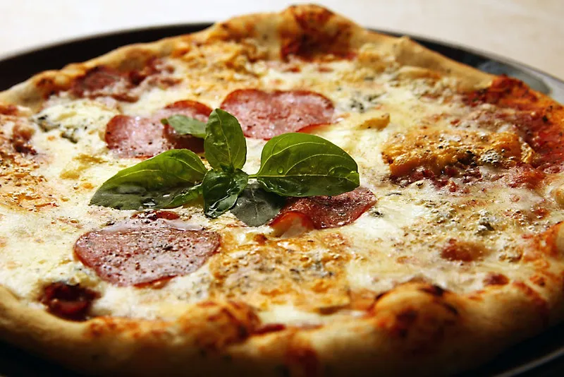 Pizza jak z pizzerii – proste przepisy na idealne ciasto i sos Pizza jak z pizzerii – proste przepisy na idealne ciasto i sos