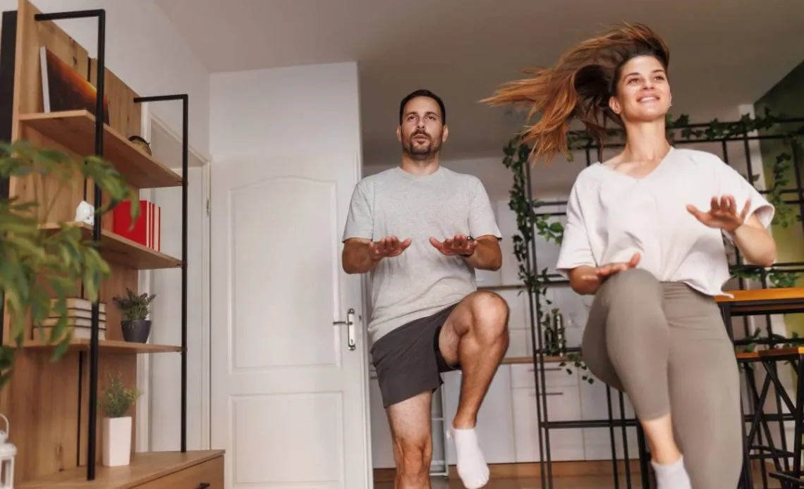 Bieganie w miejscu: Jak schudnąć i zbudować formę bez bieżni?