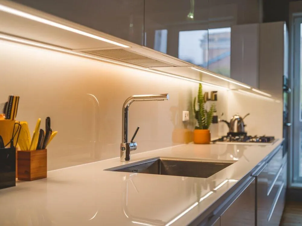 Jakie oświetlenie pod szafki kuchenne wybrać, by zaoszczędzić?