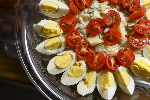 Sałatki z jajkiem na twardo - 10 pysznych przepisów