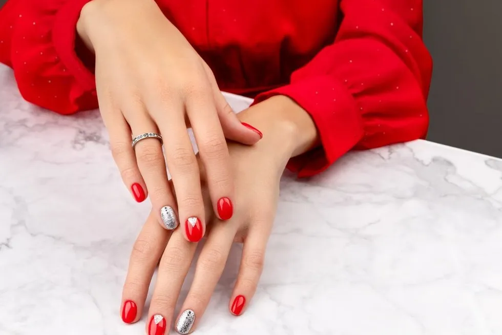 Jaki manicure do czerwonej sukienki? Odkryj idealne kolory i style