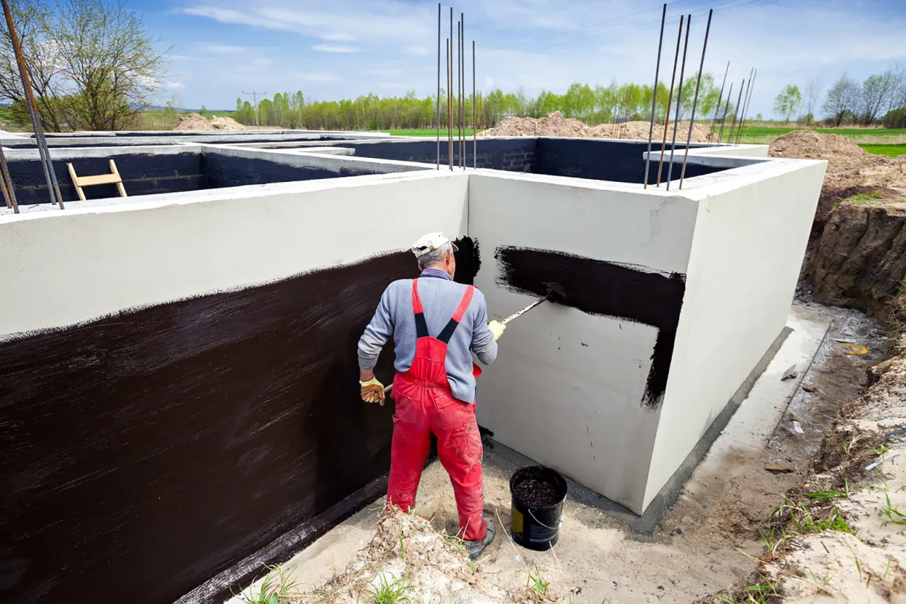 Czym malować fundament, aby skutecznie chronić przed wilgocią?