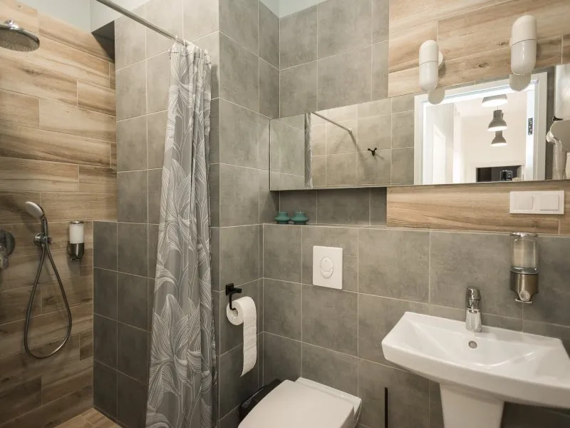 Ile trwa remont łazienki w bloku? Sprawdź, co może opóźnić prace