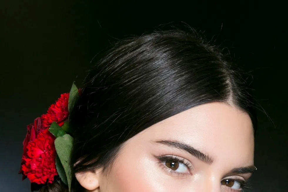 Najpiękniejsze fryzury do sukienki hiszpanki: pomysły na każdą okazję