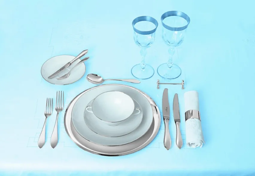 Jak ułożyć talerze na stole, by zachwycić gości i uniknąć błędów