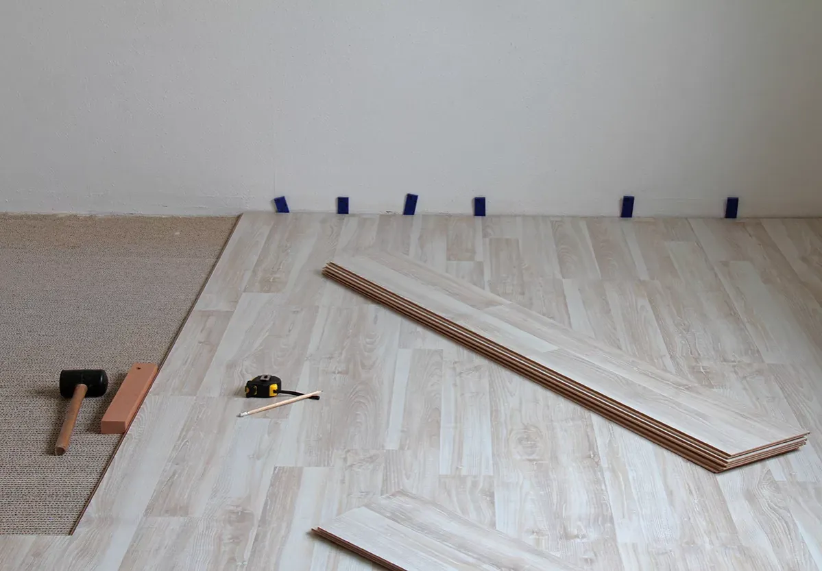 Co pierwsze panele czy drzwi? Kluczowe zasady montażu w remontach