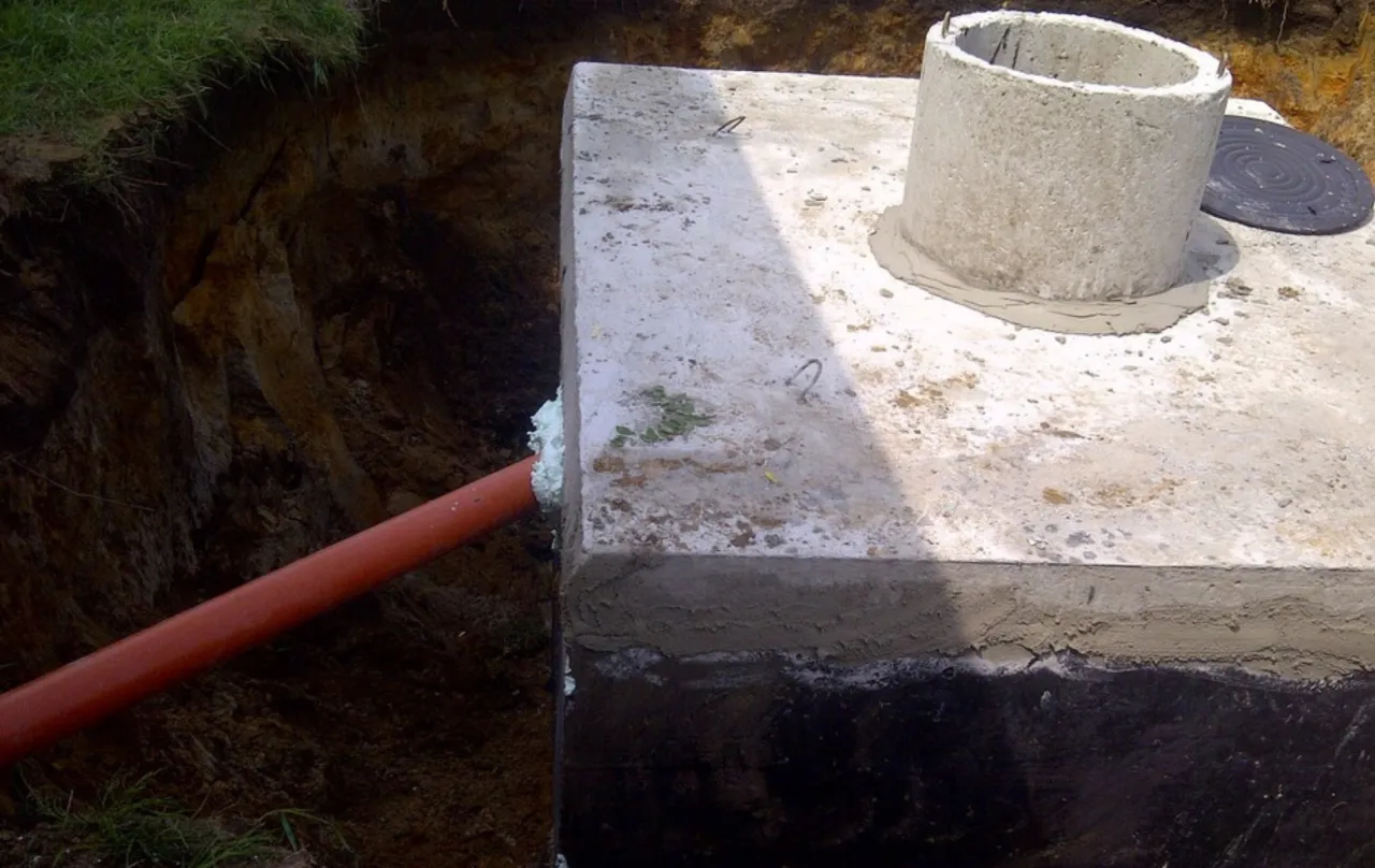 Rura do szamba w ogrodzeniu - Jak zainstalować legalnie i sprawnie?