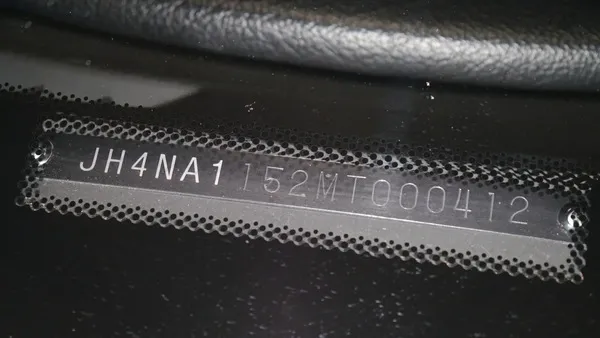 Gdzie dokładnie znajduje się numer OEM w samochodzie i jak go znaleźć?