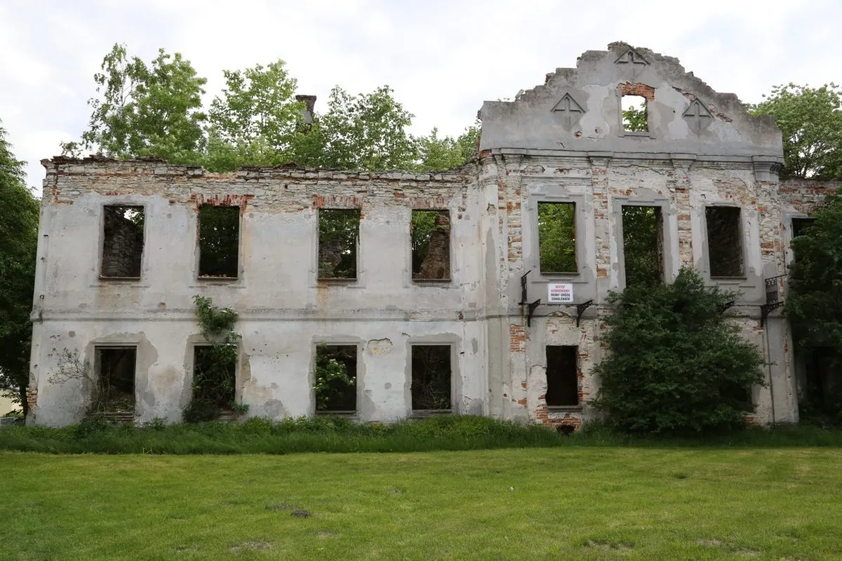 Ruiny pałacu Włodowice: Historia, legendy i praktyczne wskazówki Ruiny pałacu Włodowice: Historia, legendy i praktyczne wskazówki