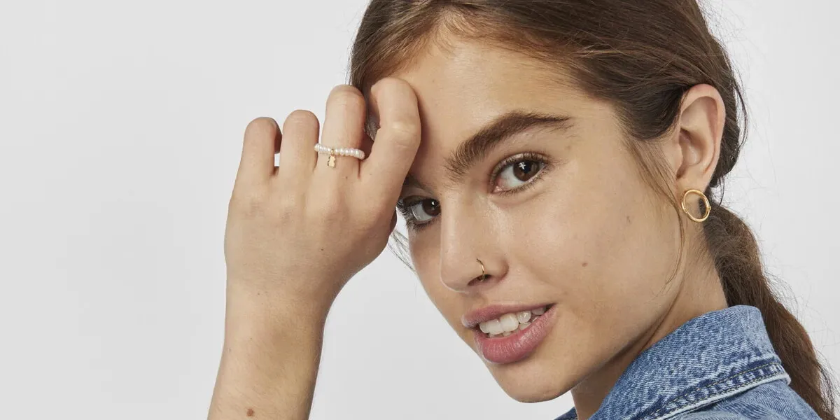 Ile nie można spać na kolczyku? Kluczowe informacje o gojeniu