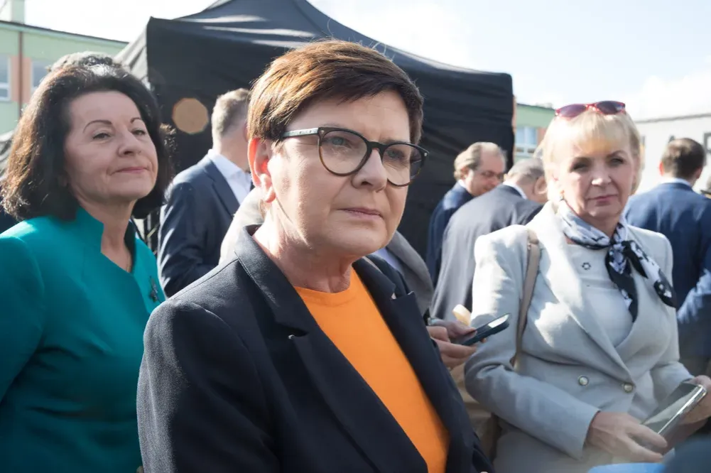 Skąd pochodzi Beata Szydło? Odkryj jej zaskakującą historię i korzenie
