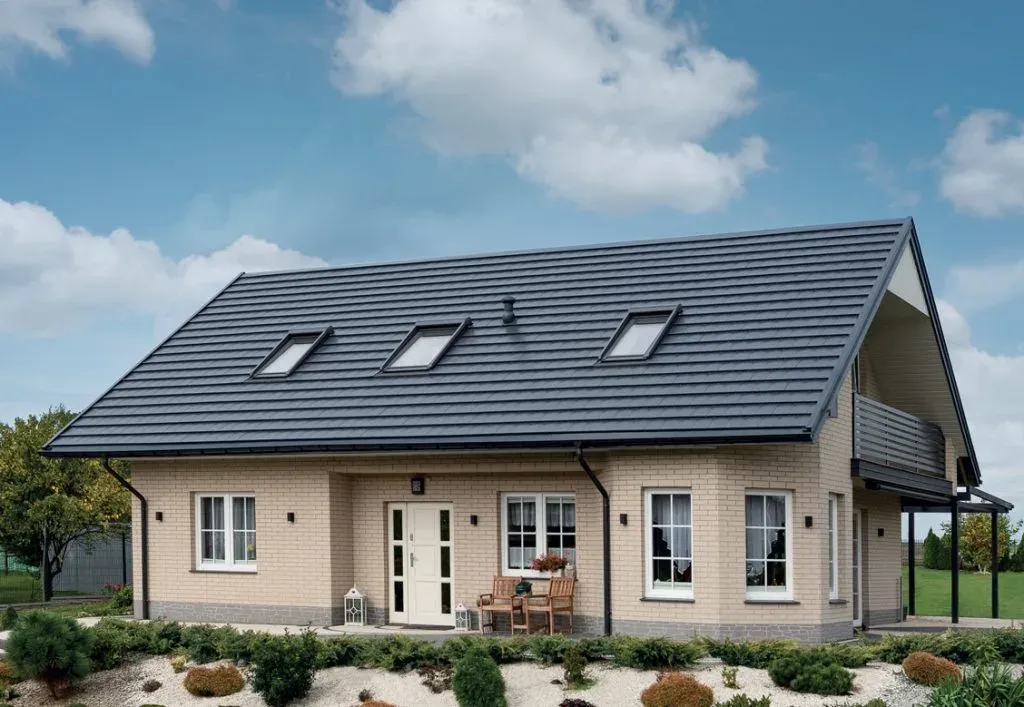 Czy deskować dach pod blachodachówkę? Poznaj kluczowe zalety i wady